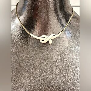 💛 VINTAGE CREAM & GOLD-TONE KNOT NECKLACE – 80s Style